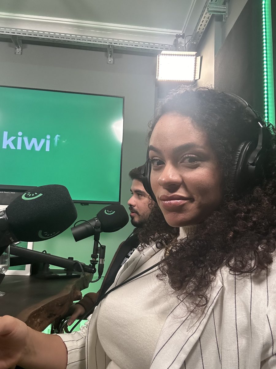 Renata gravando podcast na Kiwify
